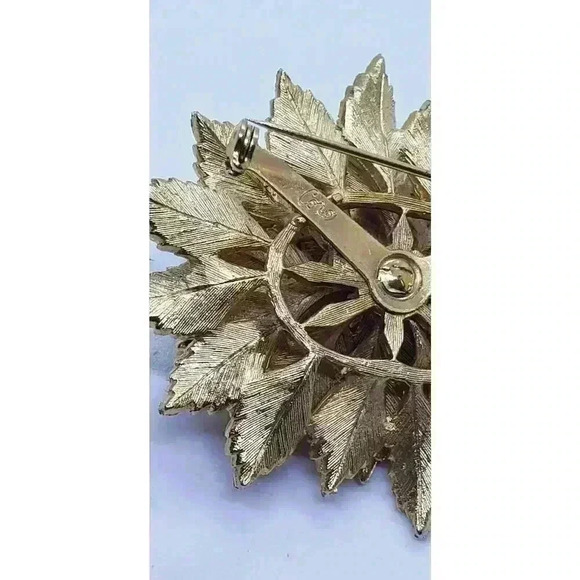 Vintage Coro Gold Brooch Flower Realistic Dimensional Textured Big RARE - Picture 5 of 5